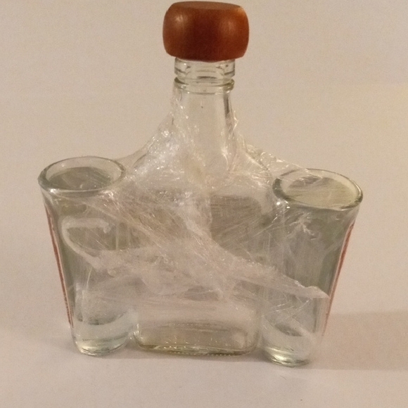 Kansas City Chiefs Glass Decanter Set 2 Double Shot Glasses - Picture 3 of 4